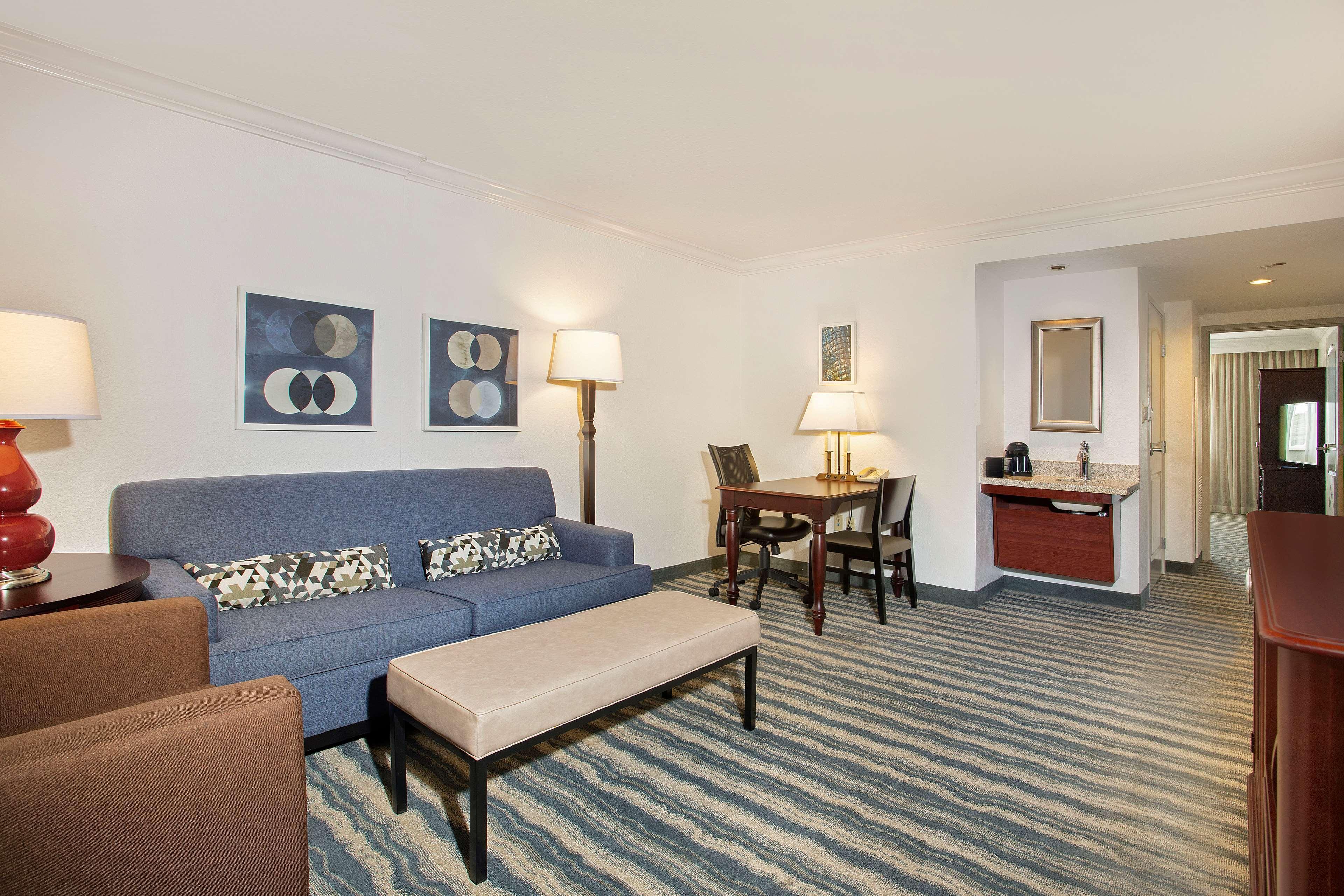 Heartland Embassy Suites By Hilton Tampa Brandon מראה חיצוני תמונה