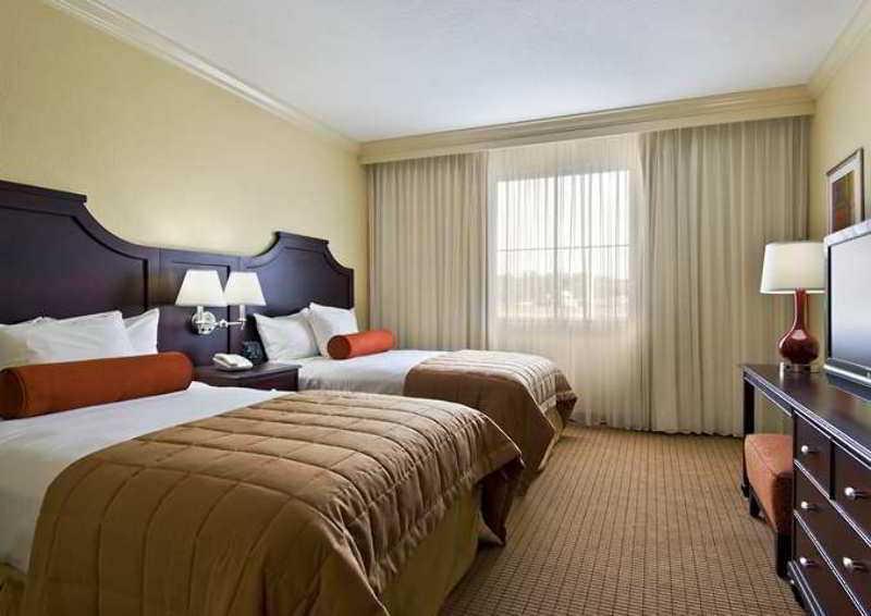 Heartland Embassy Suites By Hilton Tampa Brandon מראה חיצוני תמונה